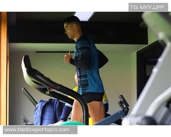 40岁C罗桑拿后肌肉如雕刻般完美展现健身成果